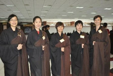 Các Phật tử Hội Phật Quang Sơn đắp Man y